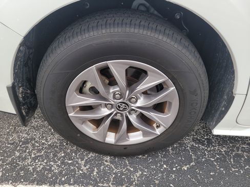 Used 2024 Toyota Sienna XLE w/ XLE Plus Package FWD image 10