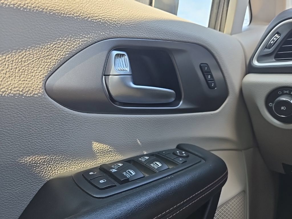 Used 2020 Chrysler Pacifica Touring-L Plus FWD image 17