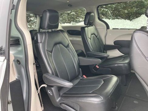 Used 2024 Chrysler Pacifica Touring-L image 16