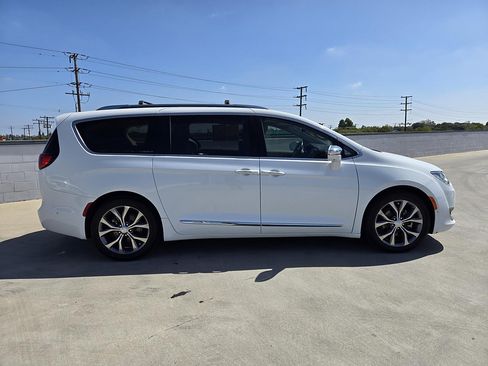 Used 2018 Chrysler Pacifica Limited w/ Tire & Wheel Group FWD image 2