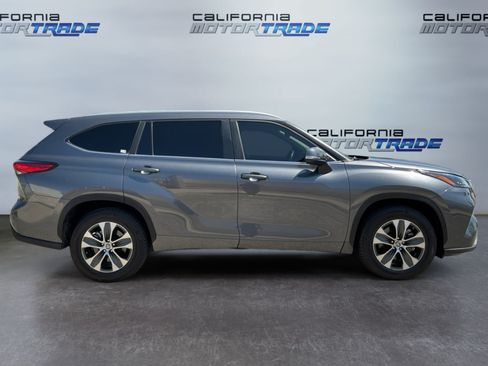 Used 2023 Toyota Highlander XLE FWD image 4
