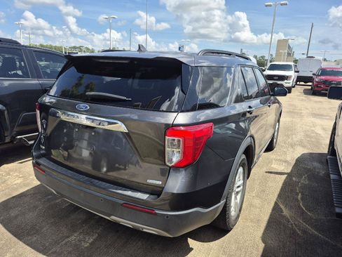 Used 2020 Ford Explorer XLT w/ Equipment Group 202A RWD image 11