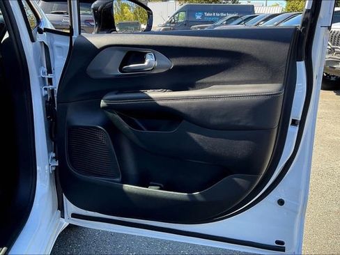 New 2026 Chrysler Pacifica Select image 26