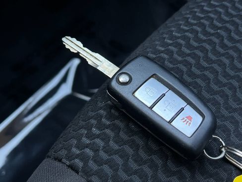 Used 2020 Nissan Rogue Sport S image 28