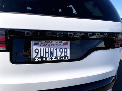 Used 2025 Land Rover Discovery Dynamic SE image 10