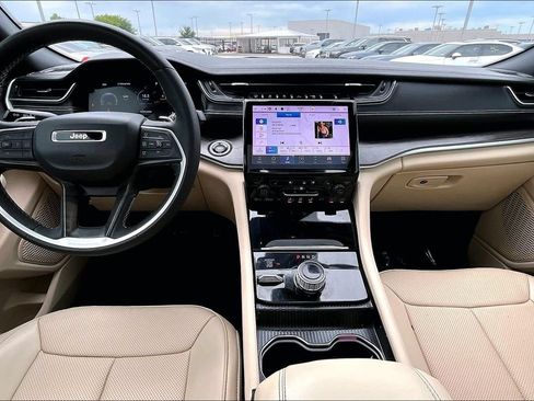 Used 2023 Jeep Grand Cherokee Limited w/ Luxury Tech Group II AWD/4WD image 18