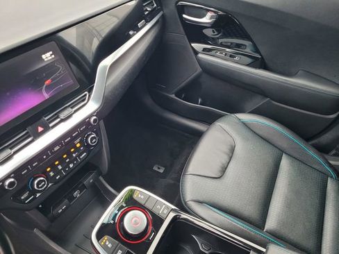 Used 2022 Kia Niro EX Premium image 12