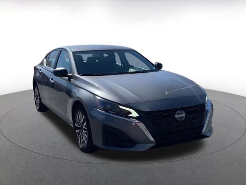 Used 2025 Nissan Altima 2.5 SV FWD image 3