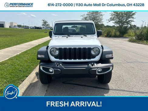 Used 2025 Jeep Gladiator Sport AWD/4WD image 9