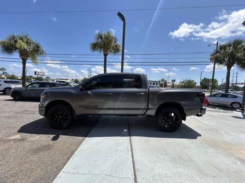 Used 2018 Nissan Titan SV w/ SV Convenience Package RWD image 7