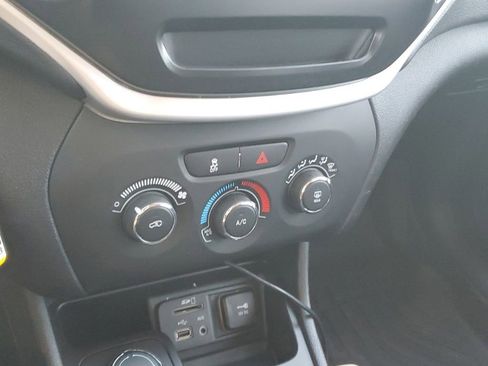 Used 2016 Jeep Cherokee Sport image 24