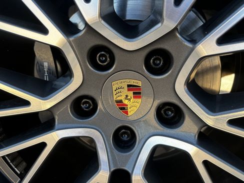 Used 2022 Porsche Cayenne Platinum Edition image 11