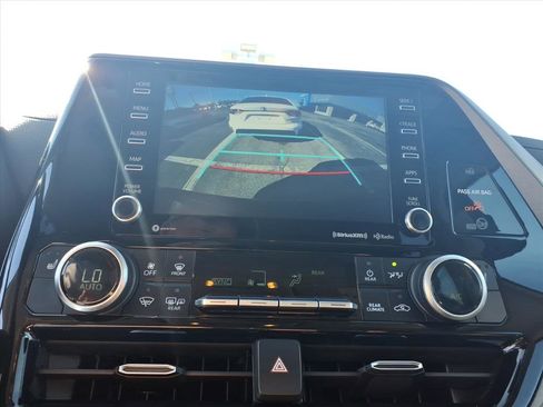 Used 2021 Toyota Highlander XLE image 6