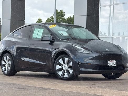 Used 2024 Tesla Model Y Long Range AWD/4WD image 2