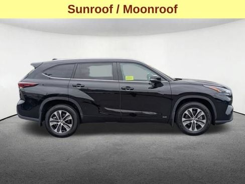 Used 2024 Toyota Highlander XLE AWD/4WD image 4