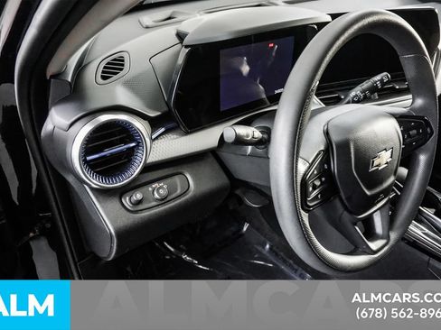 Used 2025 Chevrolet Trax LT FWD image 31