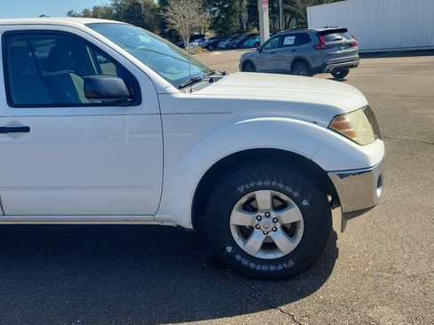 Used 2011 Nissan Frontier SV image 8