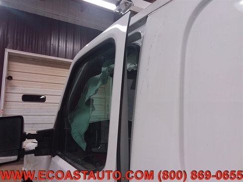 Used 2019 Nissan NV 2500 SV image 25