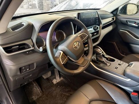 Used 2024 Toyota Highlander XLE image 8