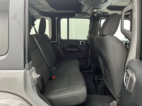 Used 2018 Jeep Wrangler Unlimited Sahara image 33