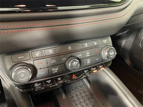 Certified 2025 Dodge Durango GT image 8