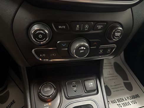 Used 2019 Jeep Cherokee Latitude w/ Cold Weather Group AWD/4WD image 23