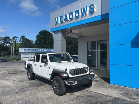 Used 2025 Jeep Gladiator Sport AWD/4WD image 1