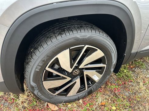 New 2026 Volkswagen Atlas SE image 2