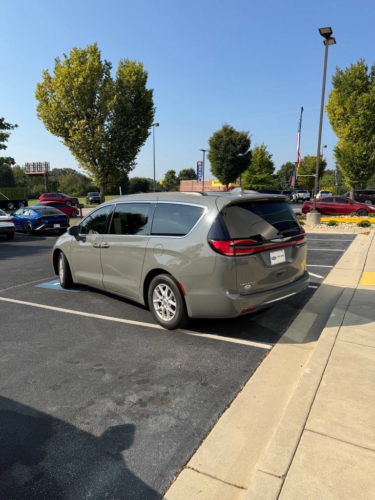 Used 2022 Chrysler Pacifica Touring-L FWD image 3