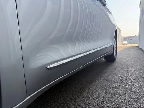 Used 2019 Chrysler Pacifica Touring-L FWD image 5