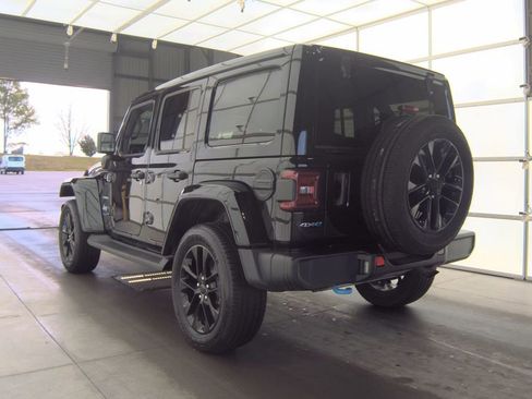 Used 2023 Jeep Wrangler Unlimited Sahara w/ Cold Weather Group AWD/4WD image 4