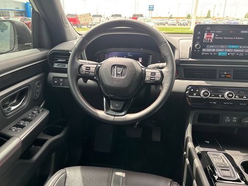 Certified 2025 Honda Pilot Black Edition image 13