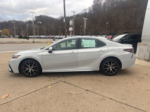 Used 2024 Toyota Camry SE image 4