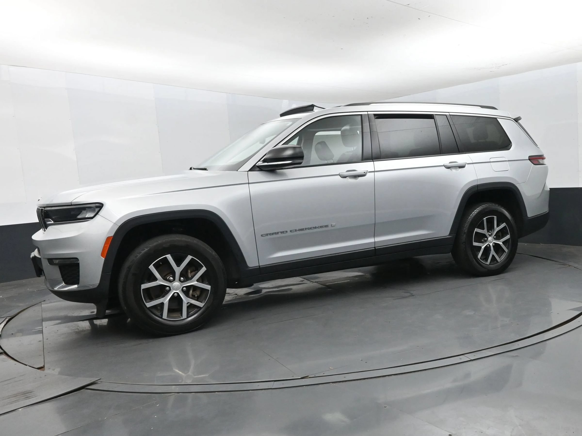 Used 2023 Jeep Grand Cherokee L Limited AWD/4WD image 5