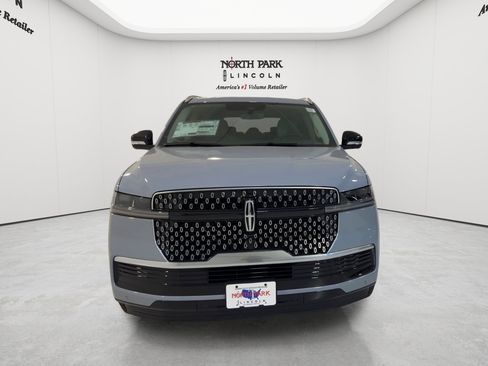 New 2026 Lincoln Navigator Premiere AWD/4WD image 2