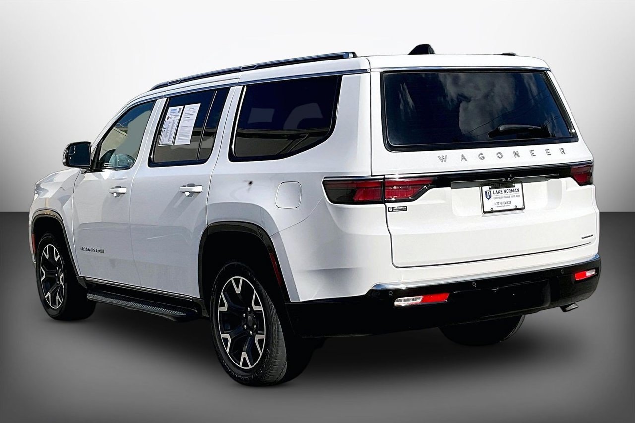 Used 2024 Jeep Wagoneer Series III AWD/4WD image 6