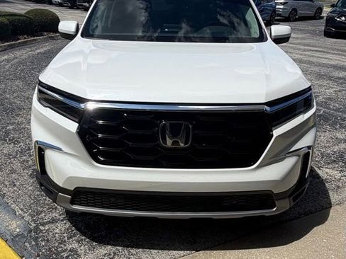 Used 2024 Honda Pilot Touring image 1