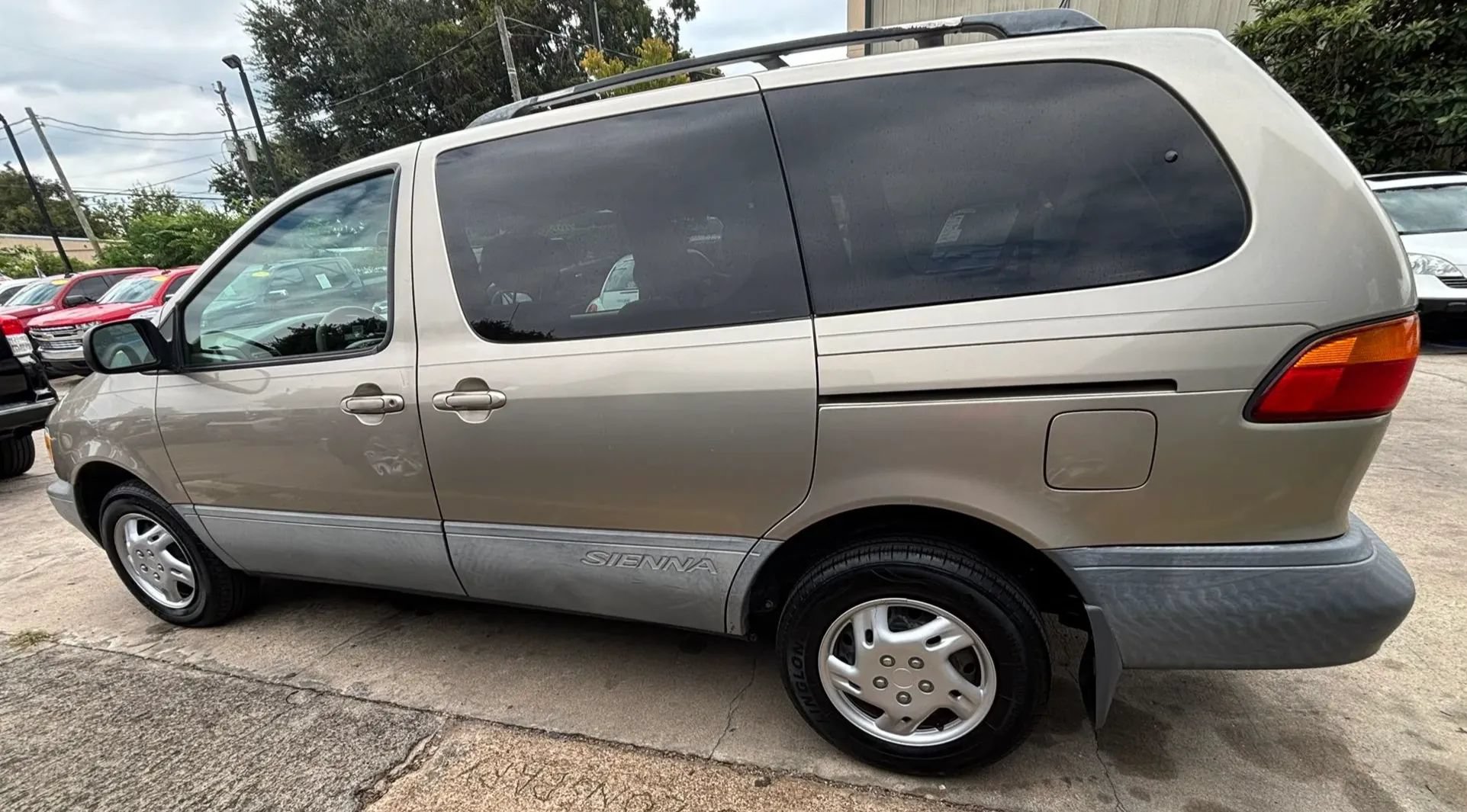 Used 2000 Toyota Sienna CE w/ CE Extra Value Pkg FWD image 4