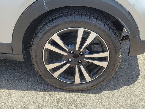 Used 2019 Nissan Kicks SR w/ SR Premium Package FWD image 9