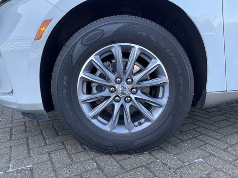 Used 2023 Buick Enclave Essence image 11