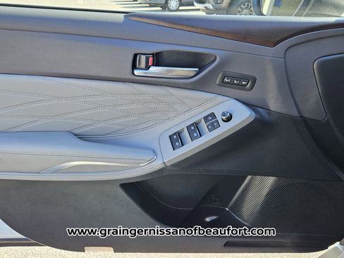 Used 2020 Toyota Avalon Limited image 16