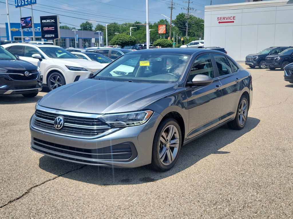 Used 2024 Volkswagen Jetta SE FWD image 2