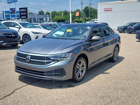 Used 2024 Volkswagen Jetta SE FWD image 2