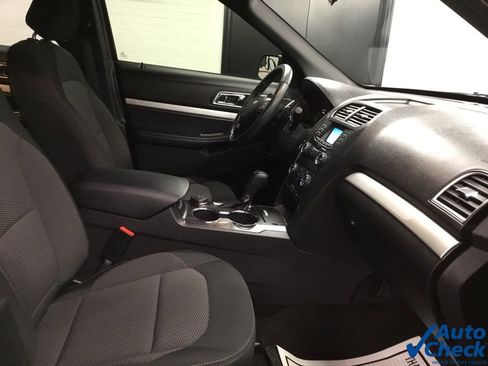 Used 2017 Ford Explorer XLT image 35