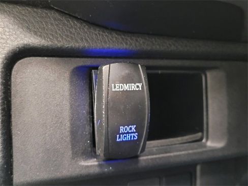 Used 2018 Toyota Tacoma SR5 image 31