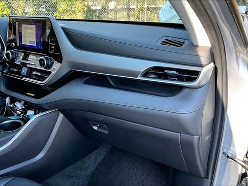 Certified 2023 Toyota Highlander XLE image 18