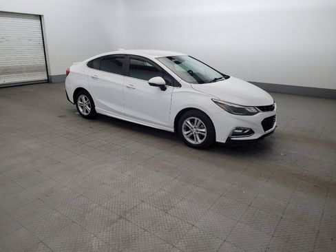 Used 2018 Chevrolet Cruze LT w/ Convenience Package FWD image 11