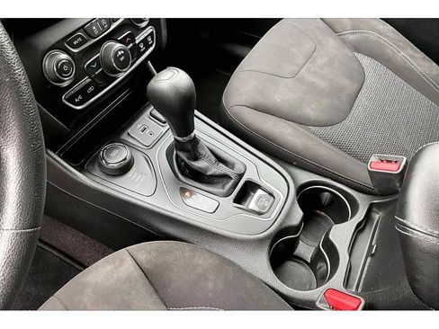 Used 2019 Jeep Cherokee Latitude w/ Popular Appearance Group AWD/4WD image 27