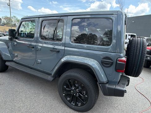 Used 2025 Jeep Wrangler Sahara image 10