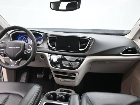 Used 2024 Chrysler Pacifica Touring-L FWD image 10